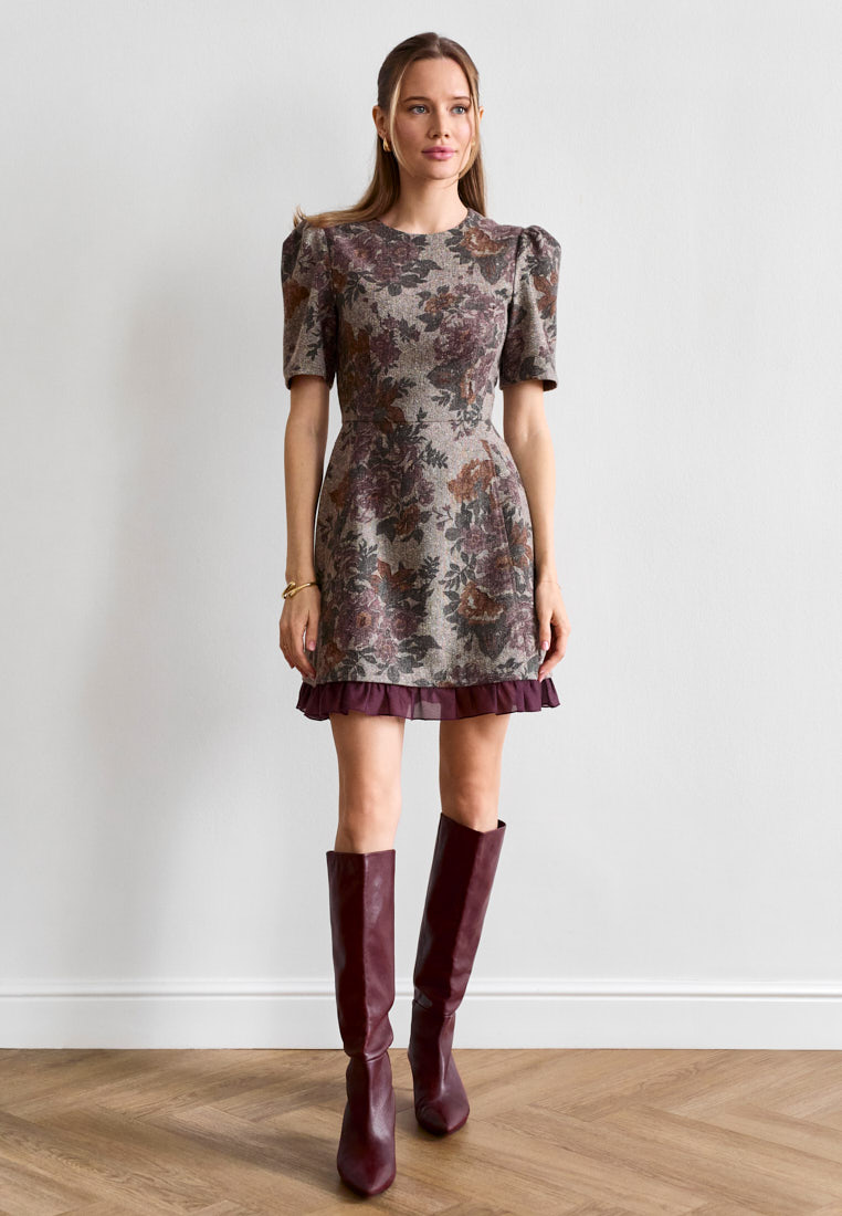 Платье с воланом из органзы