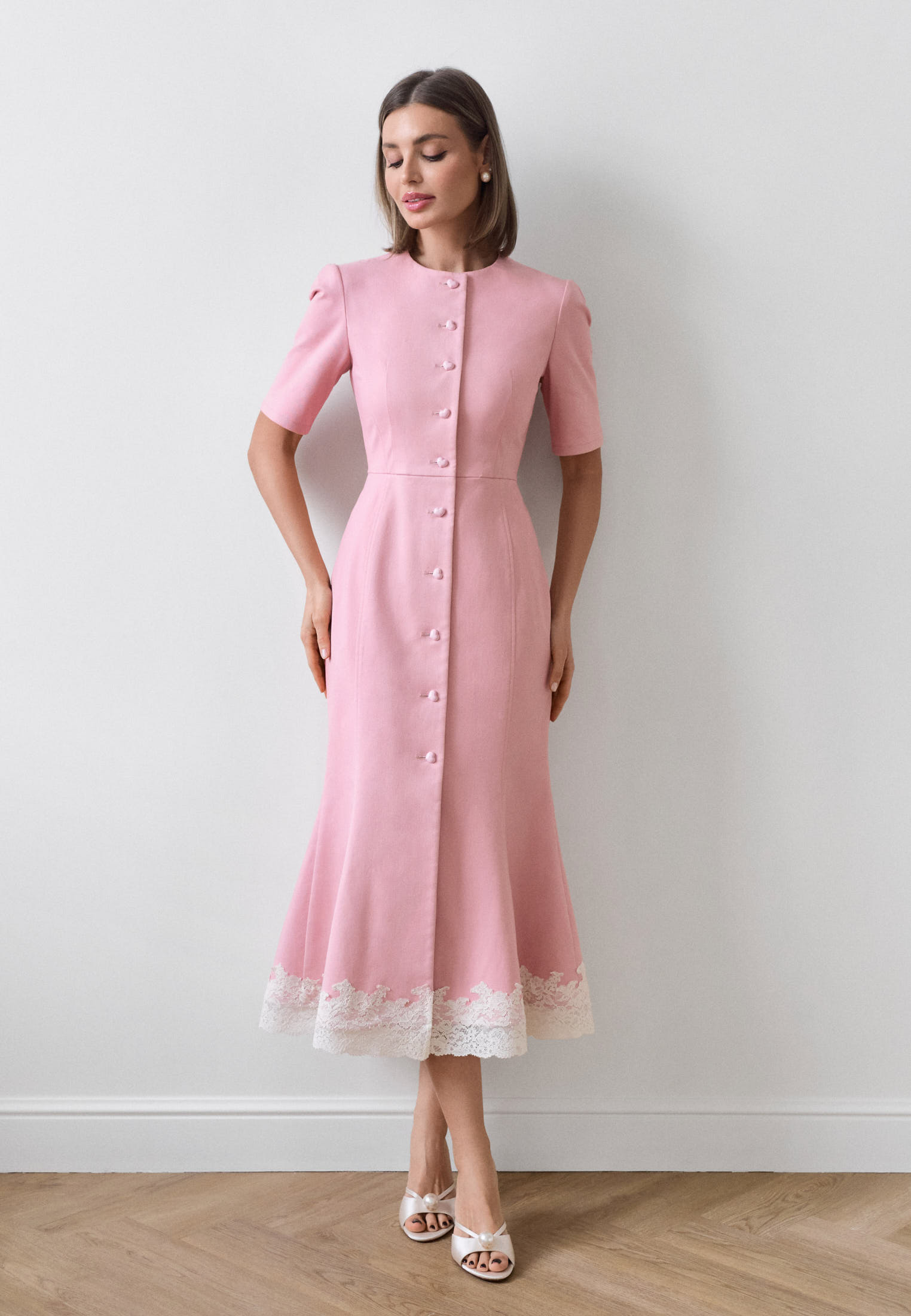 Силуэтное платье из денима с кружевом