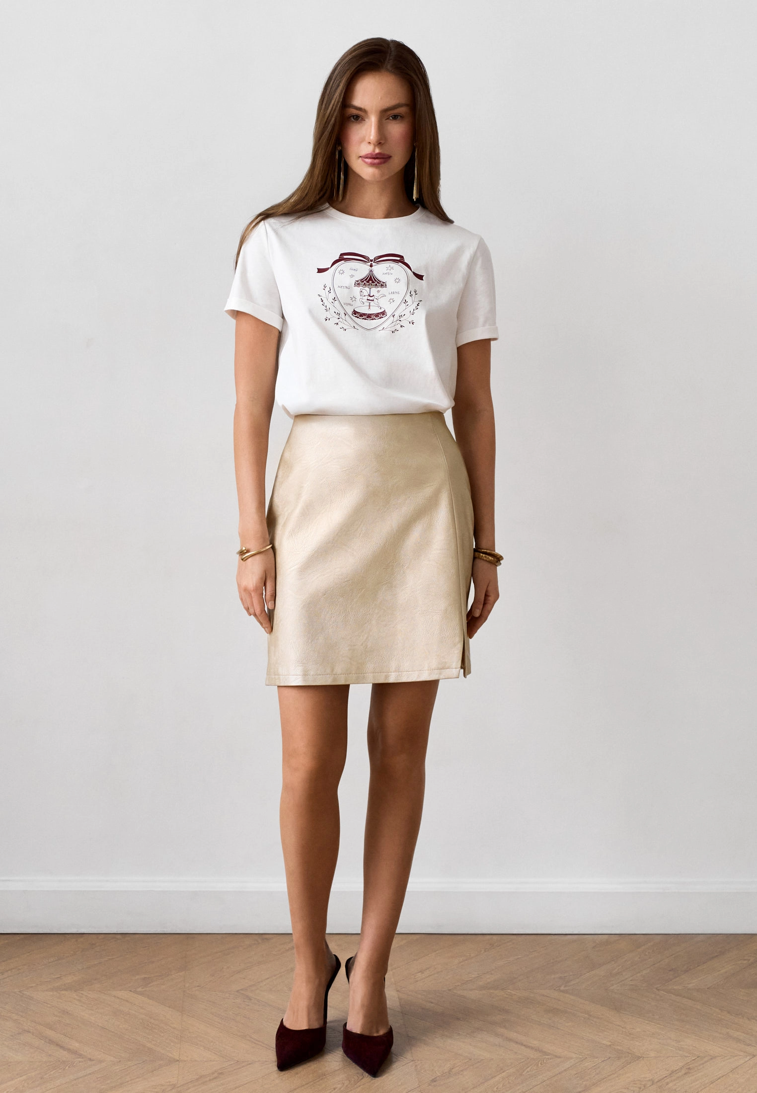 Лошадка на футболке: ирония, ностальгия и свобода в самый торжественный вечер