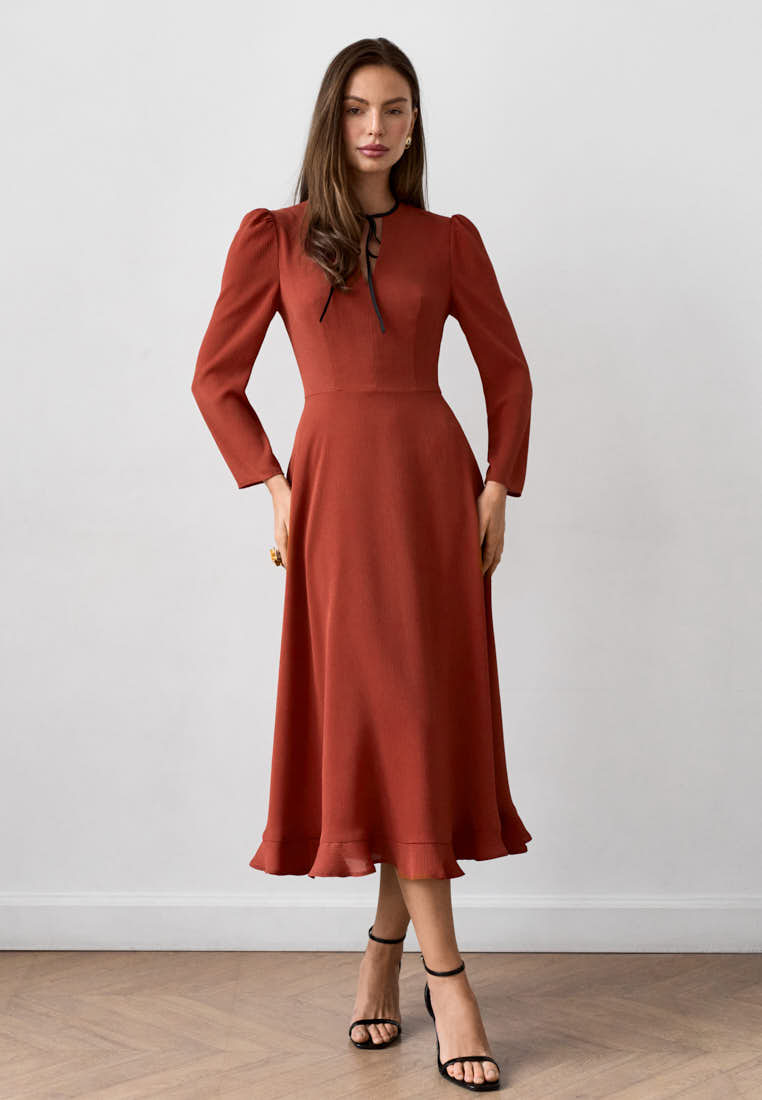 Платье с бантиком и струящейся юбкой