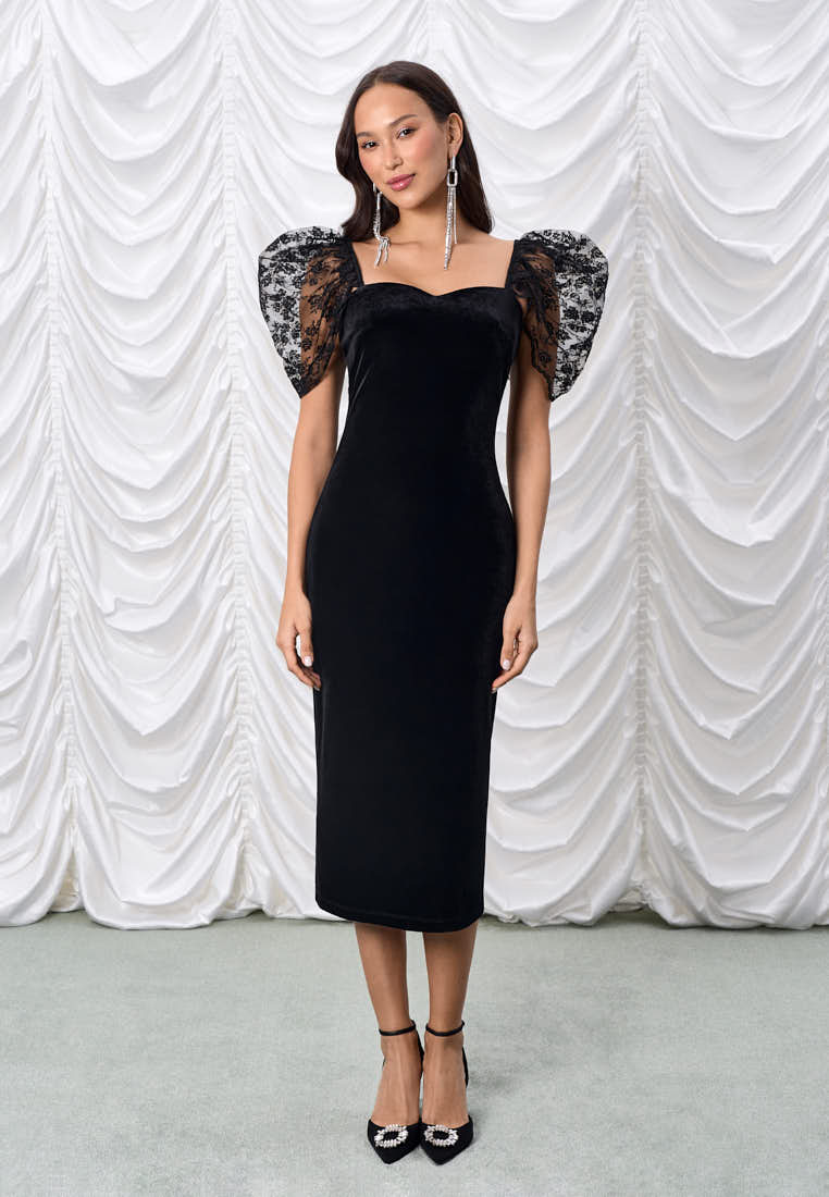 Бархатное платье с воздушными крылышками из кружева