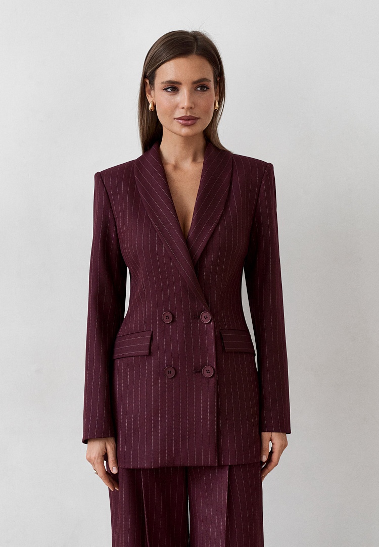 Классический двубортный жакет в полоску в бордовом оттенке