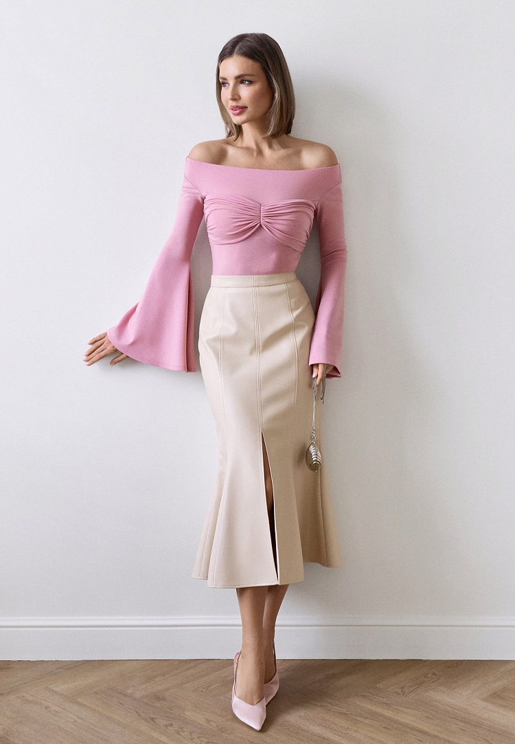 Лонгслив с открыми плечами и клешеными рукавами