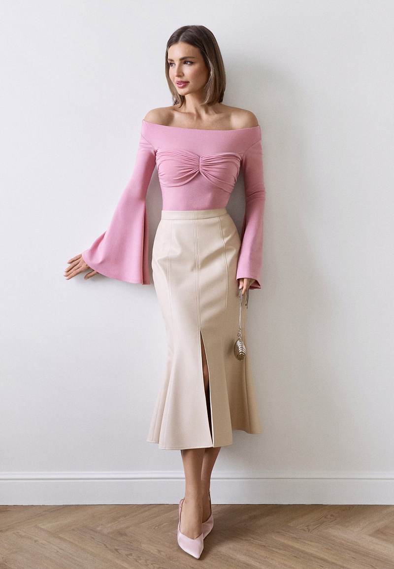 Лонгслив с открыми плечами и клешеными рукавами