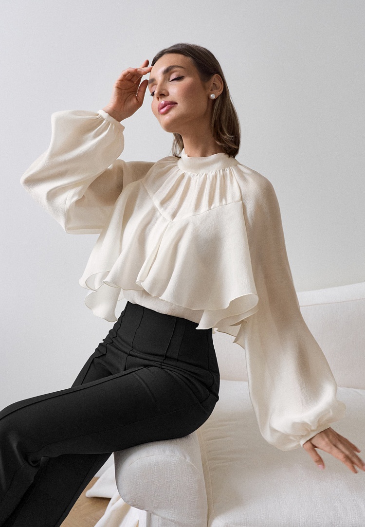 Воздушная блуза с воланом